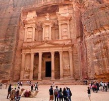 التاريخ لا يعيد نفسه.. نحن نعيد تمثيله