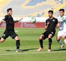 عقب خسارته .. لاعب مصري يضرب نفسه بـ القلم