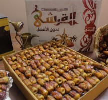 يبيع احد المحلات التجاريه عبوات مغلفه من التمر