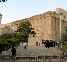 سلطات الاحتلال تغلق المسجد الابراهيمي