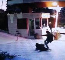 ما بين خوفه على ابن أخيه و غضبه تركي يعتدي على الأمن في بورصة