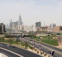 سعودية تقتحم محلا بسيارتها (فيديو)