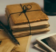 ما أهم ما يكتبه كاتب الرسالة في الافتتاح؟
