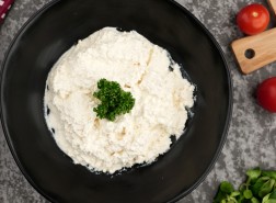 يصنع الجبن القريش من
