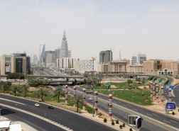 سعودية تقتحم محلا بسيارتها (فيديو)