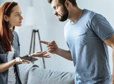 ما حكم المرأة التي ترفع صوتها على زوجها وتتطاول عليه بالكلام