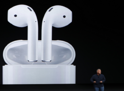 هل تأتي AIRPODS الجديدة مع شاشة تعمل باللمس؟