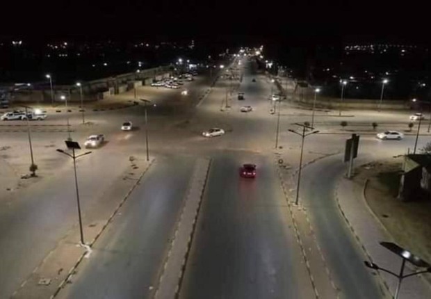 مدينة سبها منارة بأعمدة الطاقة الشمسية