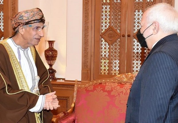 نائب رئيس الوزراء العماني، فهد بن محمود آل سعيد و وزير الخارجية الإيراني محمد جواد ظريف