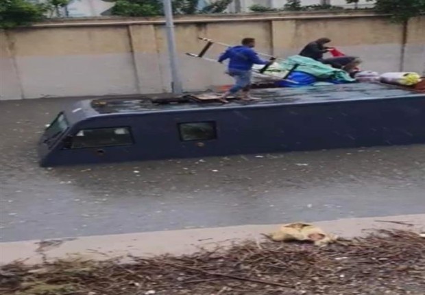 انتشال ملايين الجنيهات من مياه الأمطار في مصر