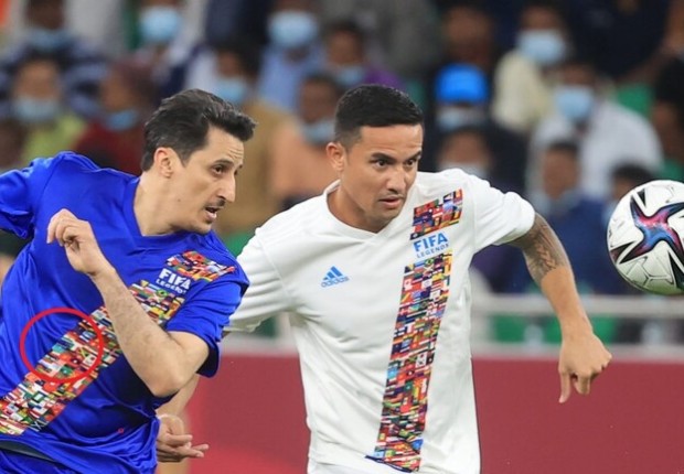 لاعبا سعوديا يطمس علم إسرائيل