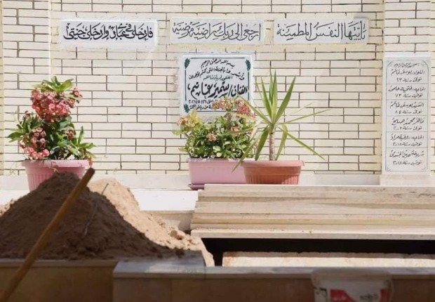 من عملية تجهيز القبر الذي ستدفن فيه دلال عبد العزيز