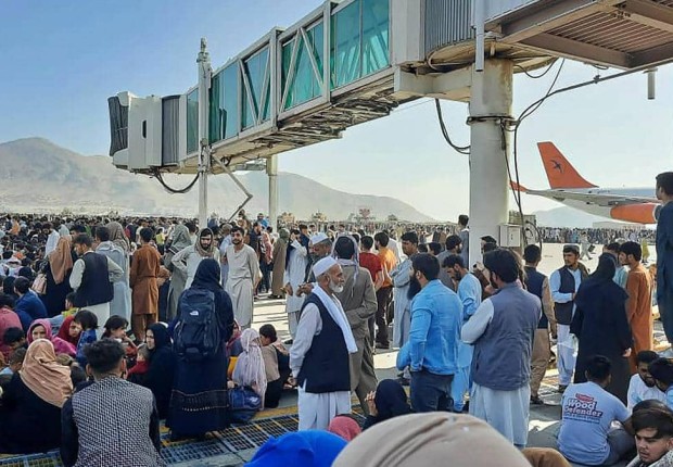 احتشاد الأفغان في مطار كابل