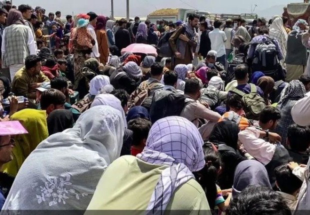 هروب الأفغان إلى إيران عبر الجبال