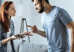 ما حكم المرأة التي ترفع صوتها على زوجها وتتطاول عليه بالكلام