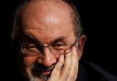 لحظة طعن الكاتب سلمان رشدي في نيويورك