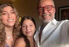 ما سبب تهجم زوجة شريف منير على بناته