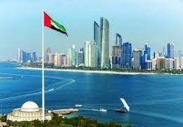 يطل السهل الساحلي الشرقي لدولة الامارات على مسطح مائي هو