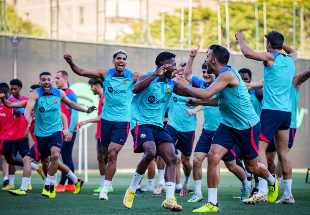 كم عدد بطولات برشلونة