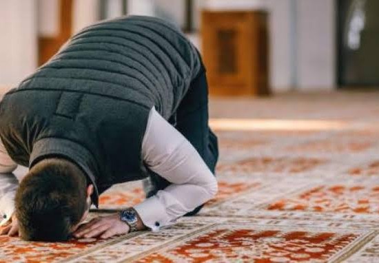 هل يجوز الصلاة بالحذاء