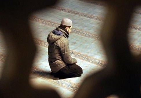 هل يجوز الصلاة بين الأذان الأول والثاني للفجر