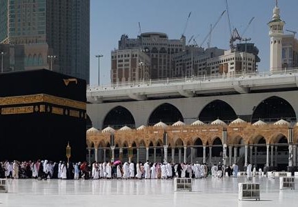 من هم اول من طافوا بالبيت العتيق