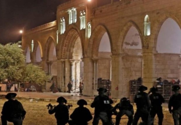 الاعتداء على المصلين في المسجد الاقصى