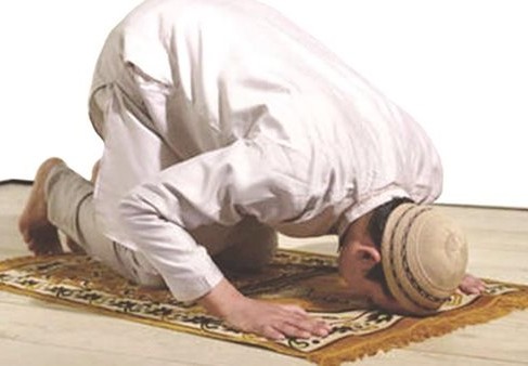 الجلوس للتشهد الأول من واجبات الصلاة القولية