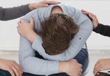 كيف تتعامل الأسرة مع متعاطي المخدرات