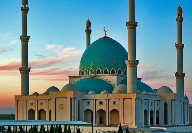 من اول من قام بالاذان