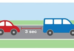 ما هي مسافة الأمان الزمنية الدنيا التي يجب المحافظة عليها بين المركبات أثناء القيادة؟